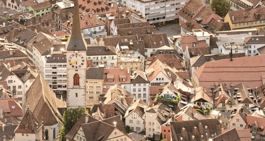 Altstadt von Chur mit Kirche St. Martin aus der Vogelperspektive bei warmem Abendlicht