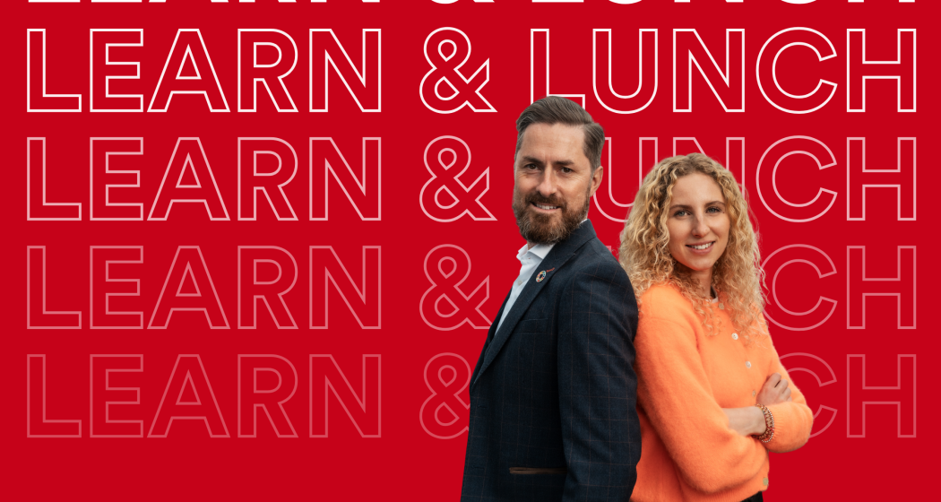 Rainer Karcher und Anthea Wagner stehen Rücken an Rücken vor einem roten Hintergrund mit dem repetierten Schriftzug «Learn & Lunch».