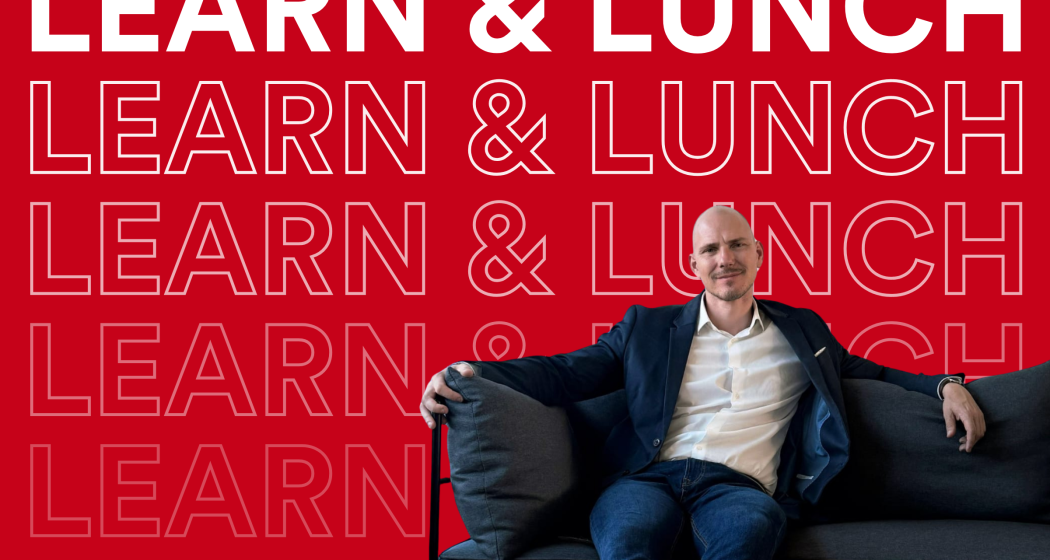 Sebastian Früh sitzt auf einem Sofa vor rotem Hintergrund mit dem wiederholten Schriftzug «Learn & Lunch» von GRdigital.