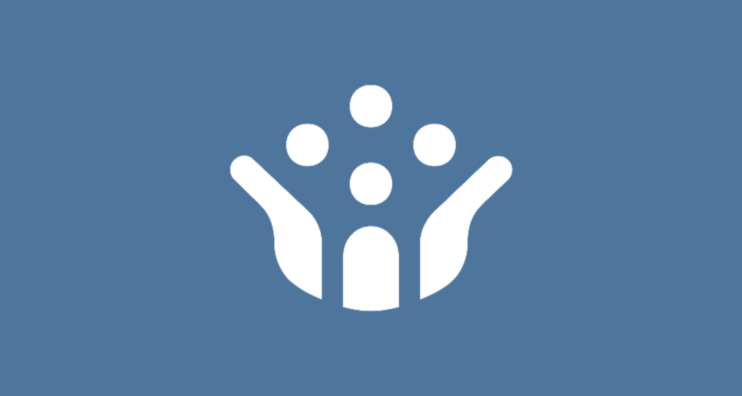 Blaues Icon mit einer weissen Figurengruppe aus drei Personen mit ausgebreiteten Armen – Symbol für Gemeinschaft und Community.