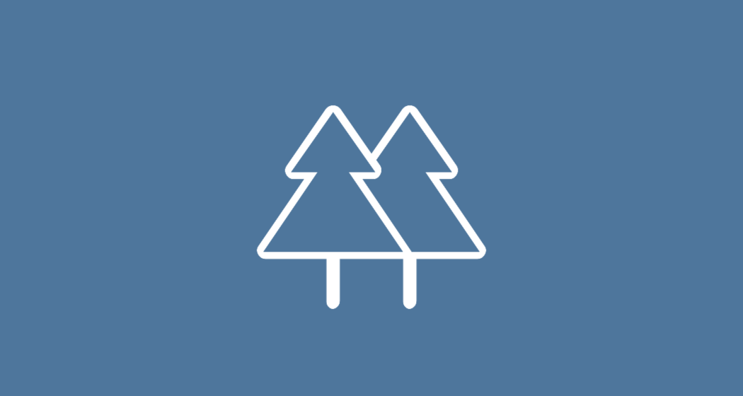 Blaues Icon mit zwei weissen Tannenbäumen als Umriss – Logo von komoot.
