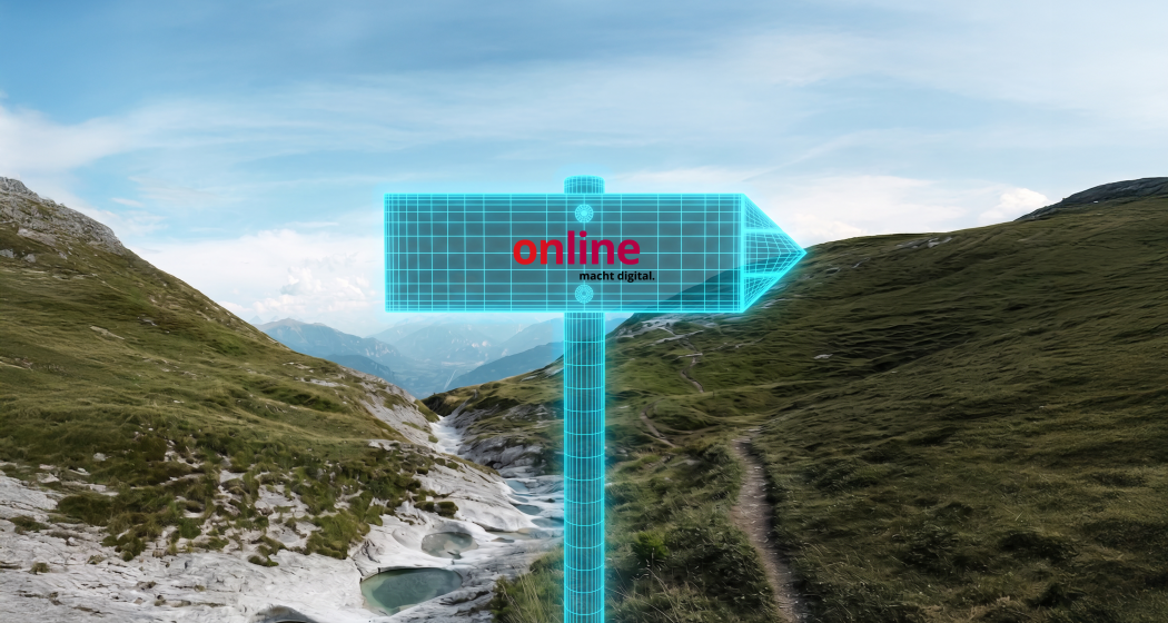 Digitaler Wegweiser mit Online-Logo vor alpiner Berglandschaft in Graubünden