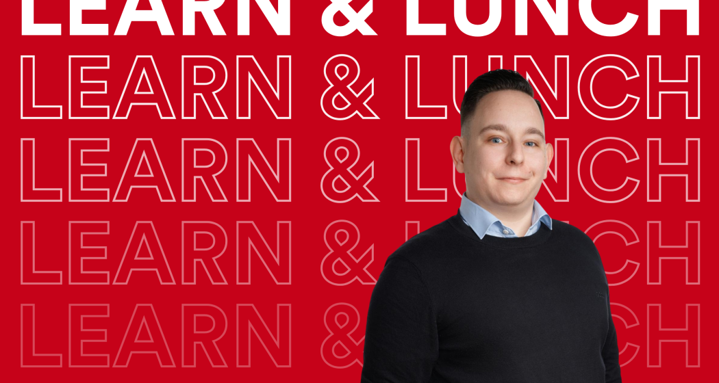 Benjamin Sutter im schwarzen Pullover mit hellblauem Hemd vor rotem Hintergrund mit dem wiederholten Schriftzug «Learn & Lunch».