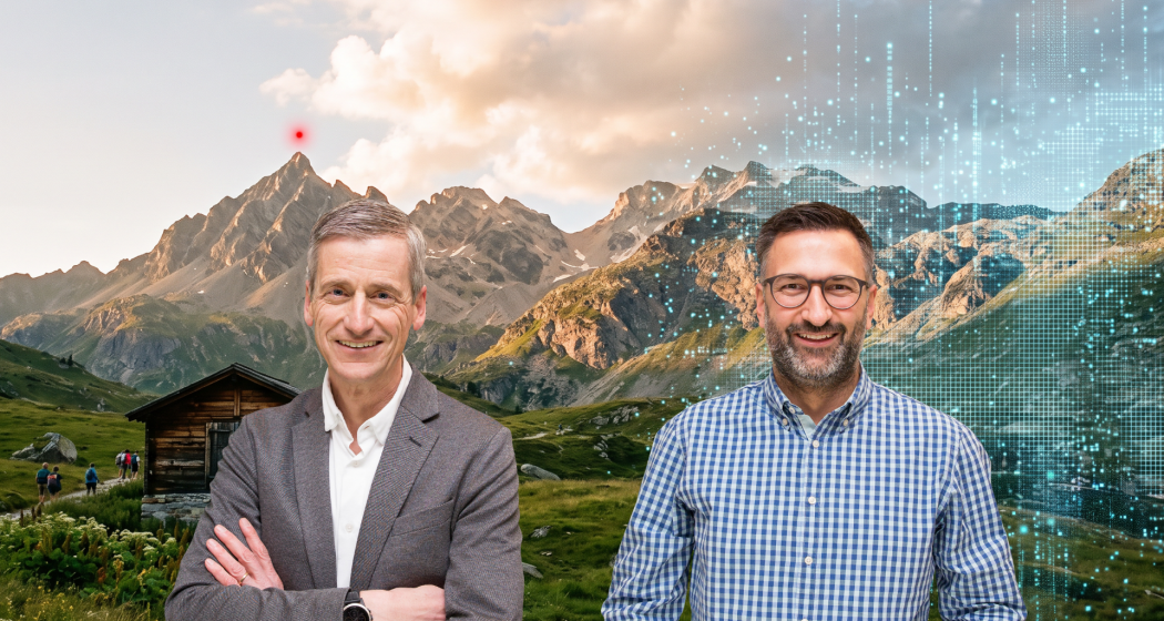 Zwei Männer vor einer Bündner Berglandschaft, die rechts in ein digitales Raster aus leuchtenden Bildpunkten übergeht. Links ein Holzstall und wandernde Personen. Namensschilder weisen die beiden als Jon Erni (GRdigital) und Jan Koch (Bündner Gewerbeverband) aus. Darüber der Titel «Digitalisierung in Graubünden: Einiges erreicht und noch viel zu tun».