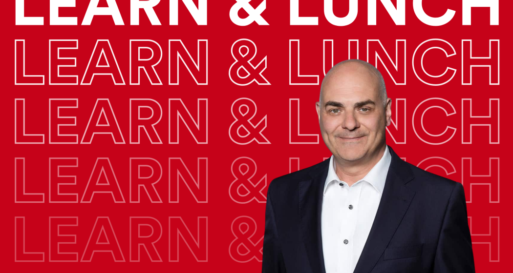 Stefan Metzger im dunklen Anzug mit weissem Hemd vor rotem Hintergrund mit dem wiederholten Schriftzug «Learn & Lunch».
