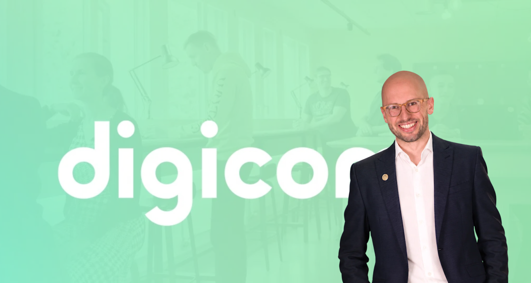Marcel Meyer, lächelnder Mann mit Brille und dunklem Sakko, steht rechts vor dem weissen Digicomp-Logo auf grünem Hintergrund. Im unteren Bildteil steht der Titel «KI im Tourismus: Marcel Meyer von GRdigital im Q&AI-Video von Digicomp».