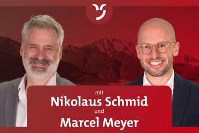 Zwei lächelnde Männer vor einer Berglandschaft im tiefroten Markenton. Links ein Mann mit grauem Vollbart in hellgrauem Sakko und weissem Hemd, rechts ein Mann mit Brille in dunkelblauem Sakko und weissem Hemd. Im unteren Bildbereich steht «mit Nikolaus Schmid und Marcel Meyer», oben mittig das Logo von graubünden digital.