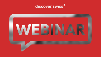 DCC WEBINAR 2/2025 Rotes Banner mit silberner Sprechblase, darin das Wort ‚WEBINAR‘ in metallischem Schriftstil. Oben steht ‚discover.swiss‘ mit einem kleinen Schweizerkreuz