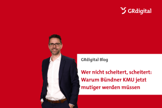 Portraitfoto Daniel Fuchs vor rotem Hintergrund mit GRdigital-Logo und dem Blogtitel «Wer nicht scheitert, scheitert: Warum Bündner KMU jetzt mutiger werden müssen»