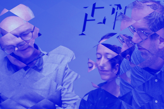 drei Personen in einer Diskussion, verfremdet mit blauem Mosaikmuster.