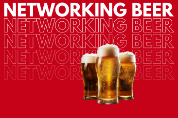 Key Visual Networking Beer GRdigital: Drei gefüllte Biergläser vor rotem Hintergrund mit dem sich wiederholenden Schriftzug «Networking Beer».