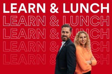 Rainer Karcher und Anthea Wagner stehen Rücken an Rücken vor einem roten Hintergrund mit dem repetierten Schriftzug «Learn & Lunch».