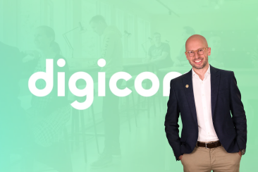 Marcel Meyer, lächelnder Mann mit Brille und dunklem Sakko, steht rechts vor dem weissen Digicomp-Logo auf grünem Hintergrund. Im unteren Bildteil steht der Titel «KI im Tourismus: Marcel Meyer von GRdigital im Q&AI-Video von Digicomp».